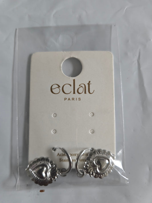 Boucles d'Oreilles "Cœur Sacré" Argentées – Éclat Paris
Prix : 17,00 €